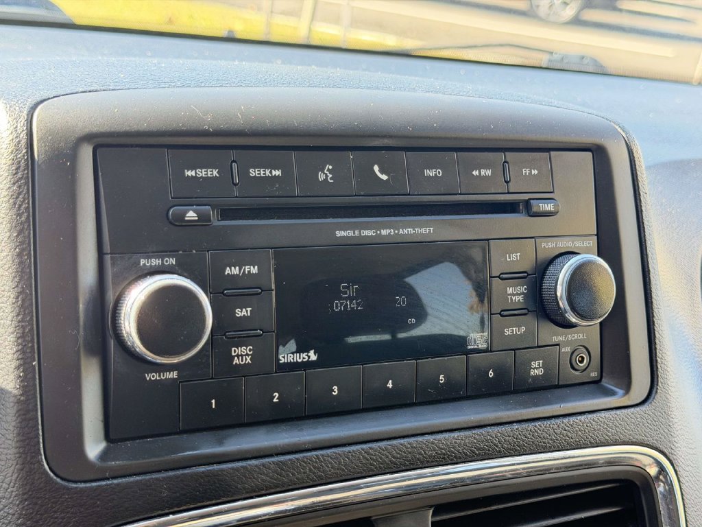 Used 2016 Dodge Grand Caravan SXT w/ UConnect Hands-Free Group FWD image 3