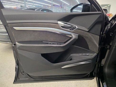 Used 2019 Audi e-tron Prestige w/ Prestige Package AWD/4WD image 28