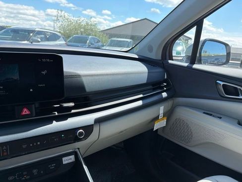 New 2026 Kia Carnival EX FWD image 21