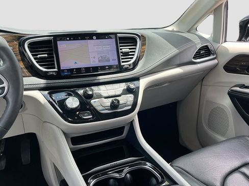 Used 2023 Chrysler Pacifica Limited FWD image 24