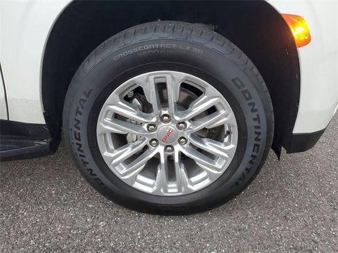 Used 2024 GMC Yukon XL SLT w/ SLT Luxury Package image 5