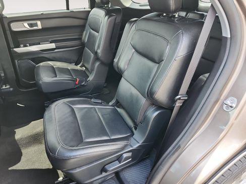 Used 2021 Ford Explorer Limited w/ Equipment Group 301A AWD/4WD image 13