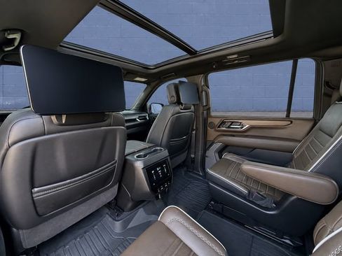 Used 2025 GMC Yukon XL Denali Ultimate AWD/4WD image 17