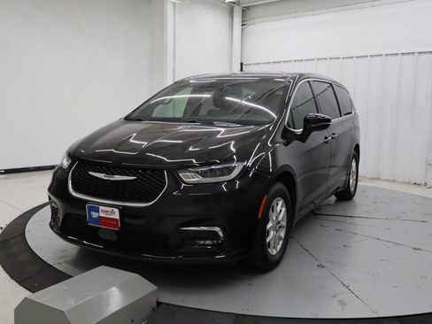 Used 2025 Chrysler Pacifica Select FWD image 7
