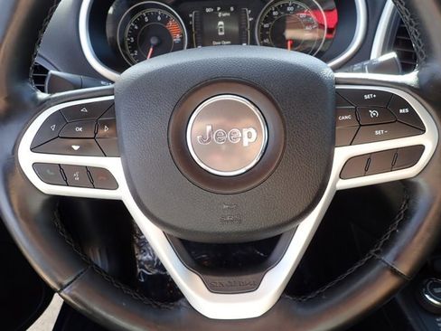 Used 2018 Jeep Cherokee Latitude Plus w/ Cold Weather Group image 15