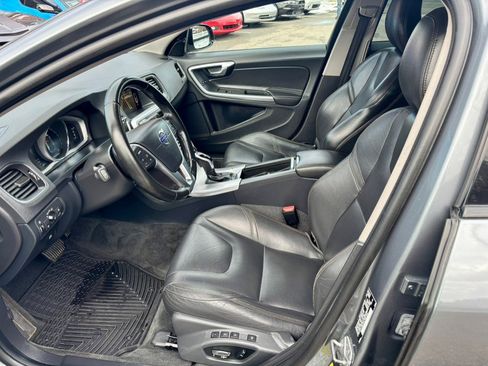 Used 2018 Volvo V60 T5 Cross Country w/ Convenience Package image 11