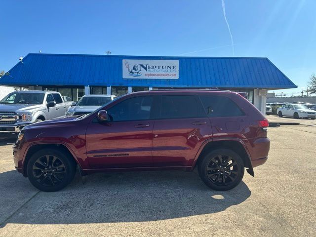 Used 2017 Jeep Grand Cherokee Altitude AWD/4WD image 8