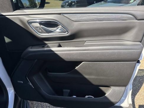 Used 2024 GMC Yukon XL SLT w/ SLT Luxury Package image 17