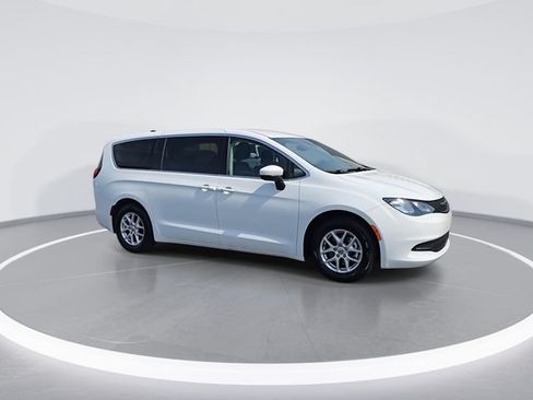 Used 2023 Chrysler Voyager LX FWD image 2