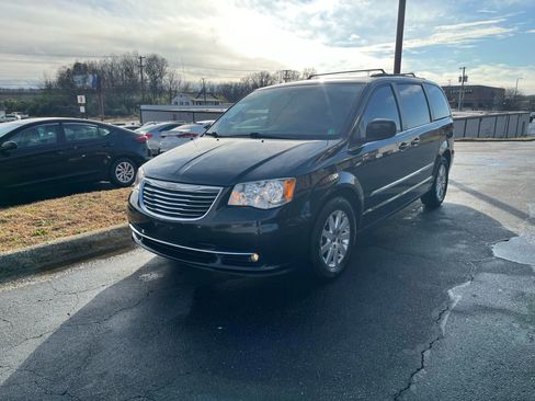 Used 2016 Chrysler Town & Country Touring image 3