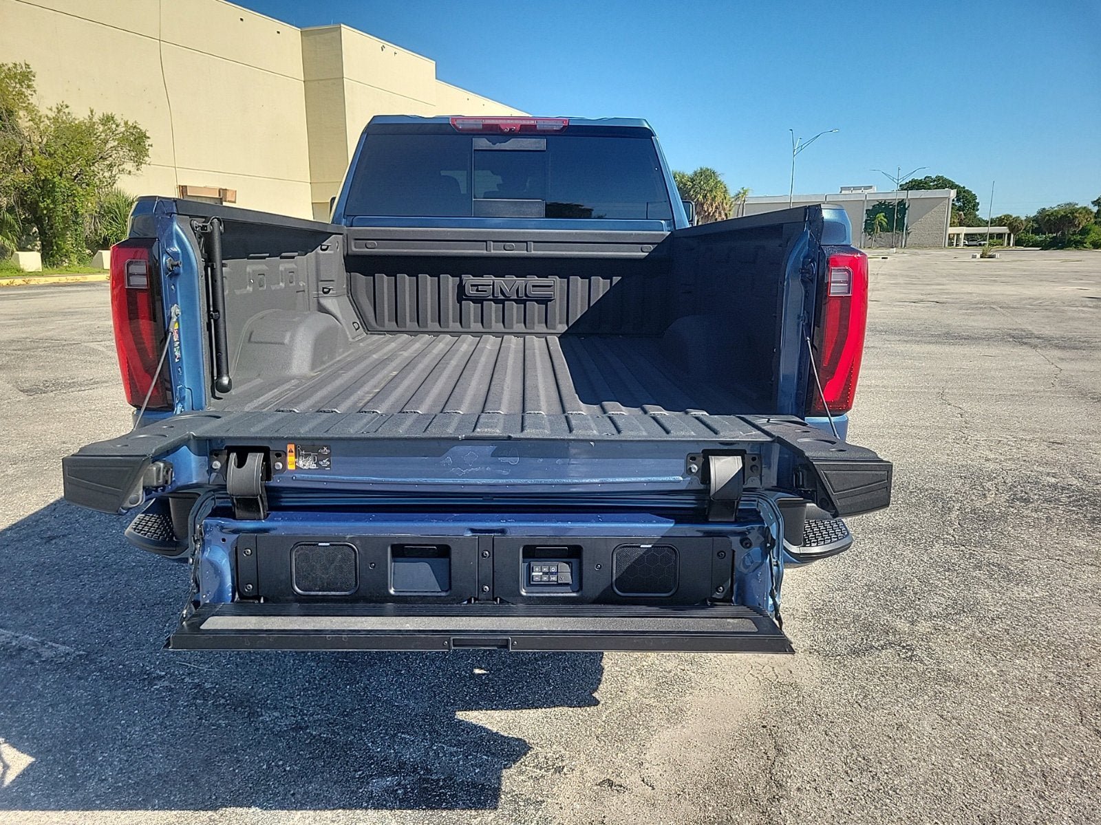 Used 2025 GMC Sierra 2500 Denali Ultimate AWD/4WD image 7