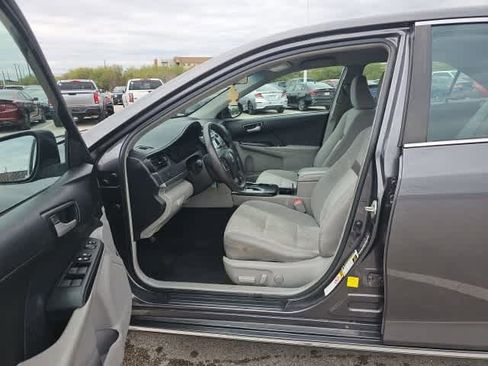 Used 2014 Toyota Camry L image 11