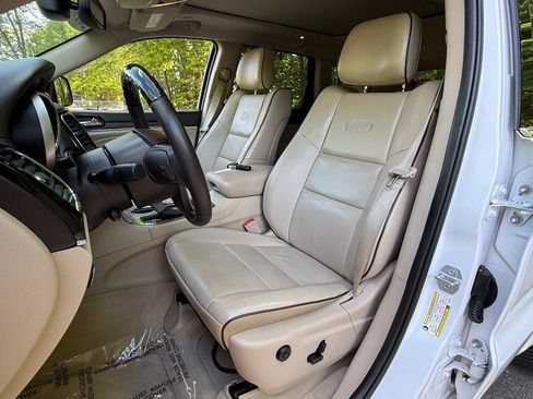 Used 2019 Jeep Grand Cherokee Overland AWD/4WD image 15