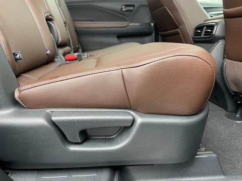 Certified 2025 Honda Passport EX-L image 37