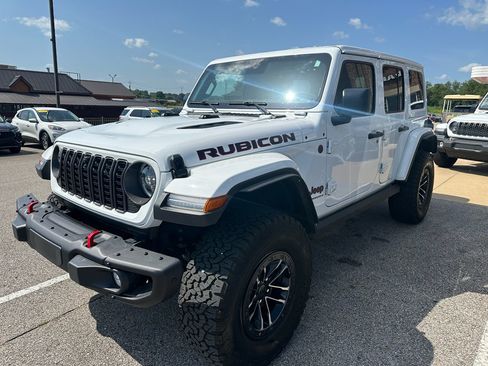 Used 2024 Jeep Wrangler Unlimited Rubicon AWD/4WD image 2
