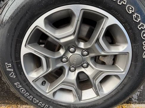 Used 2022 Jeep Cherokee Trailhawk image 10