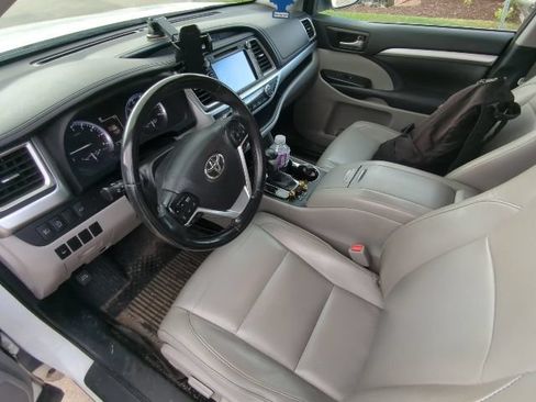 Used 2017 Toyota Highlander XLE AWD/4WD image 11