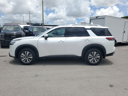 Certified 2025 Nissan Pathfinder SL image 8