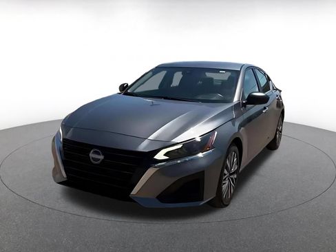 Used 2025 Nissan Altima 2.5 SV FWD image 7
