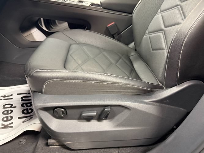 Used 2025 Volkswagen Atlas SE FWD image 13
