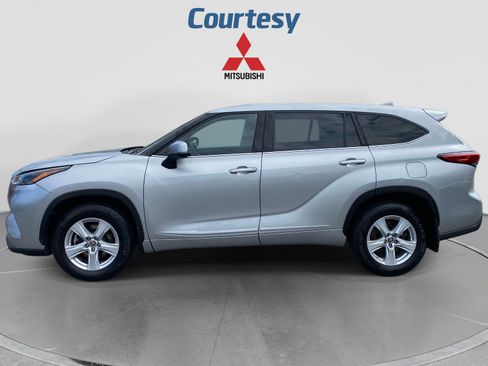 Used 2021 Toyota Highlander L AWD/4WD image 2