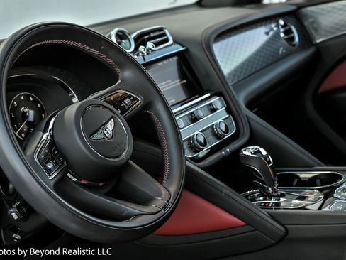 Used 2023 Bentley Bentayga image 31