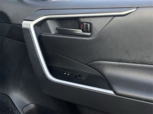 Used 2020 Toyota RAV4 LE image 27