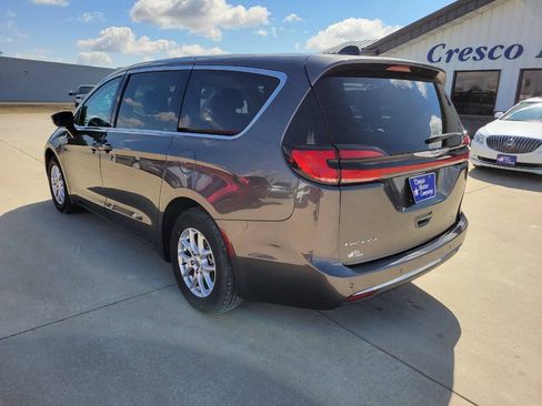 Used 2023 Chrysler Pacifica Touring-L FWD image 3