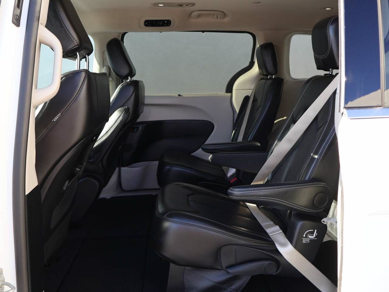Used 2024 Chrysler Pacifica Touring-L FWD image 10