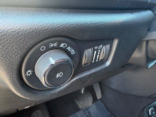 Used 2025 Chrysler Pacifica Select FWD image 19