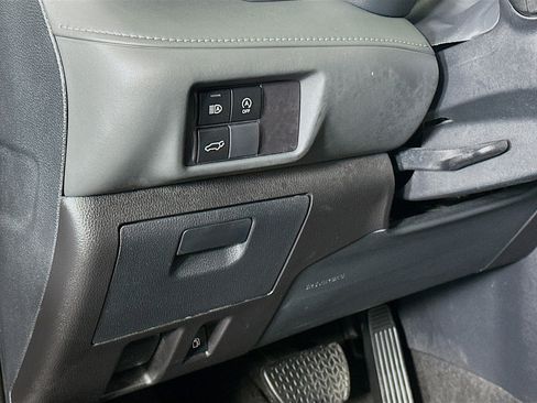 Used 2024 Toyota Highlander XLE image 17