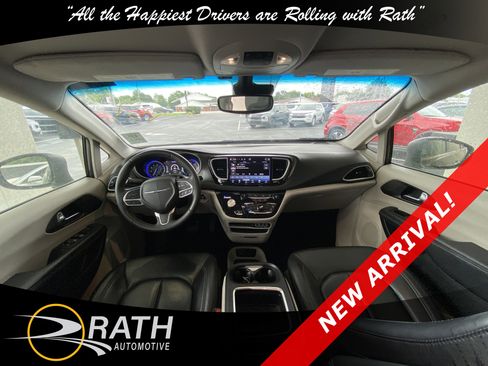 Used 2023 Chrysler Pacifica Touring-L FWD image 17