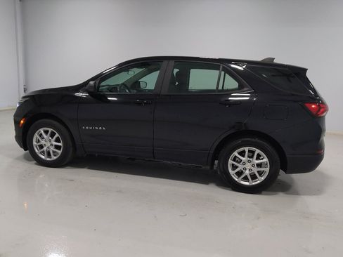 Used 2023 Chevrolet Equinox LS AWD/4WD image 3