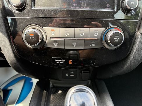 Used 2020 Nissan Rogue S FWD image 22