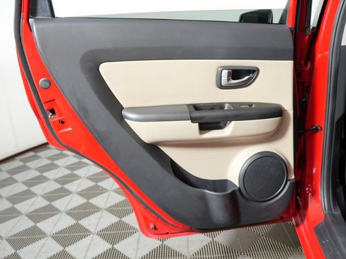 Used 2013 Kia Soul ! w/ Premium Pkg FWD image 34