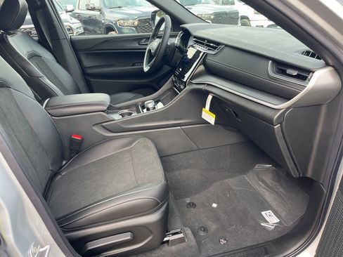 New 2025 Jeep Grand Cherokee Altitude image 11