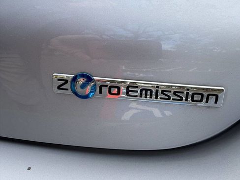 Used 2015 Nissan Leaf SL w/ Premium Package image 10