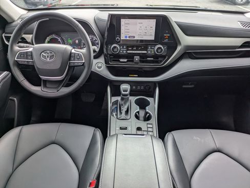 Used 2024 Toyota Highlander XLE FWD image 19