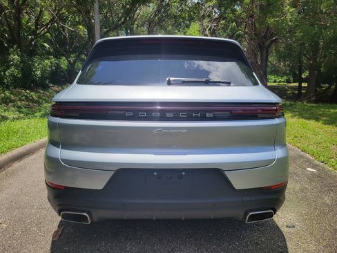 Used 2024 Porsche Cayenne AWD/4WD image 6