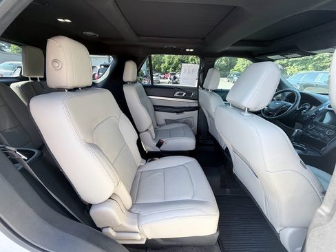 Used 2018 Ford Explorer XLT w/ Equipment Group 202A FWD image 28