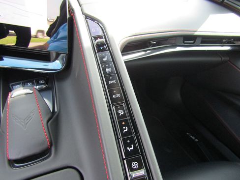 Used 2024 Chevrolet Corvette Stingray Premium Conv w/ Z51 Performance Package RWD image 17