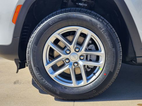 New 2026 Jeep Grand Cherokee Laredo image 12