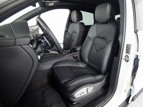 New 2026 Porsche Macan image 5