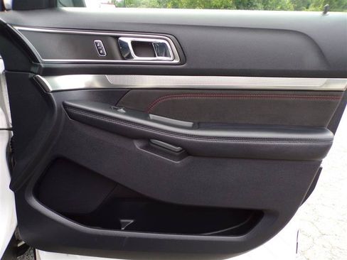 Used 2018 Ford Explorer XLT w/ Equipment Group 202A AWD/4WD image 19