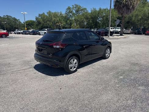 Used 2021 Nissan Kicks S image 3