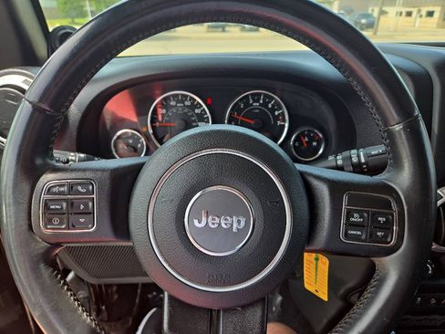 Used 2012 Jeep Wrangler Unlimited Rubicon w/ Dual Top Group AWD/4WD image 16