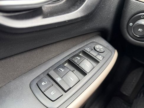 Used 2017 Jeep Cherokee Latitude w/ Cold Weather Group image 17