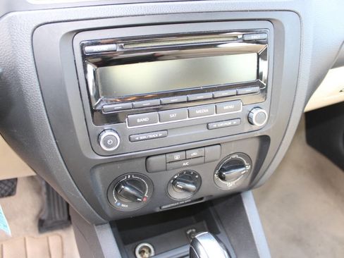 Used 2014 Volkswagen Jetta SE image 16