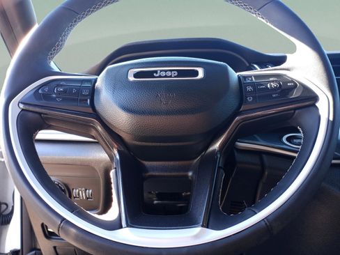 Used 2023 Jeep Grand Cherokee Altitude image 10