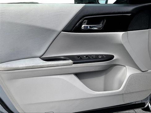 Used 2017 Honda Accord LX image 22